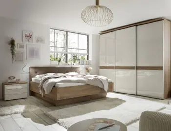 Auf dem Bild sehen Sie ein Schlafzimmer mit Schwebetürenschrank und passendem Bett mit Nako, Front mit hellem Glas